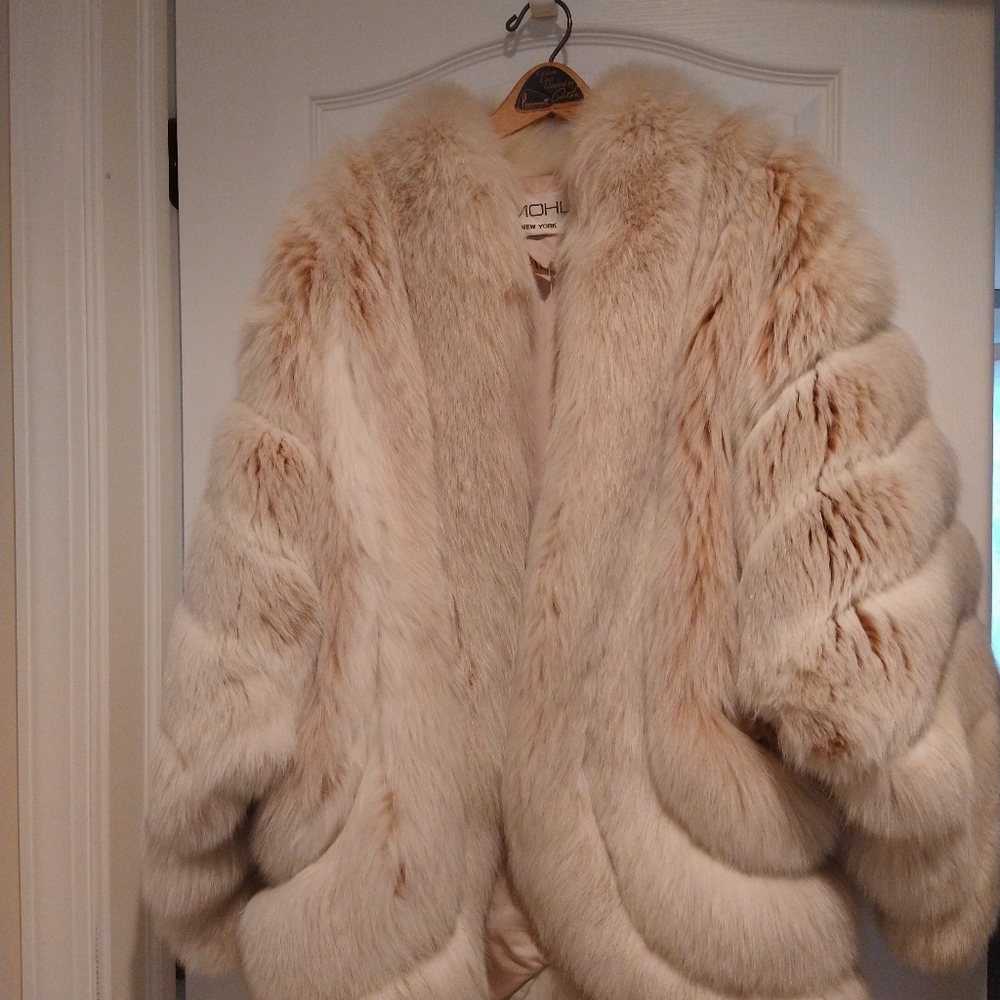 COPY - Bill Blass Fox fur coat with slight undertones of red fox, sz 8.